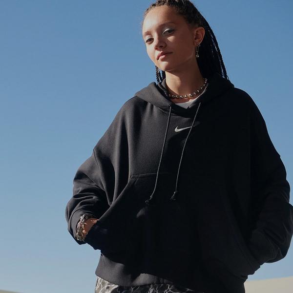 HOODIES & SWEATSHIRTS