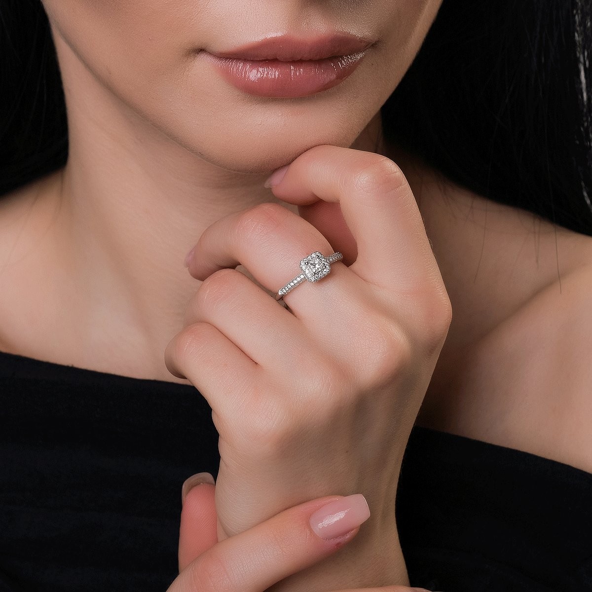 Годежен пръстен от 18K бяло злато с 0.2ct диамант и 0.42ct диаманти