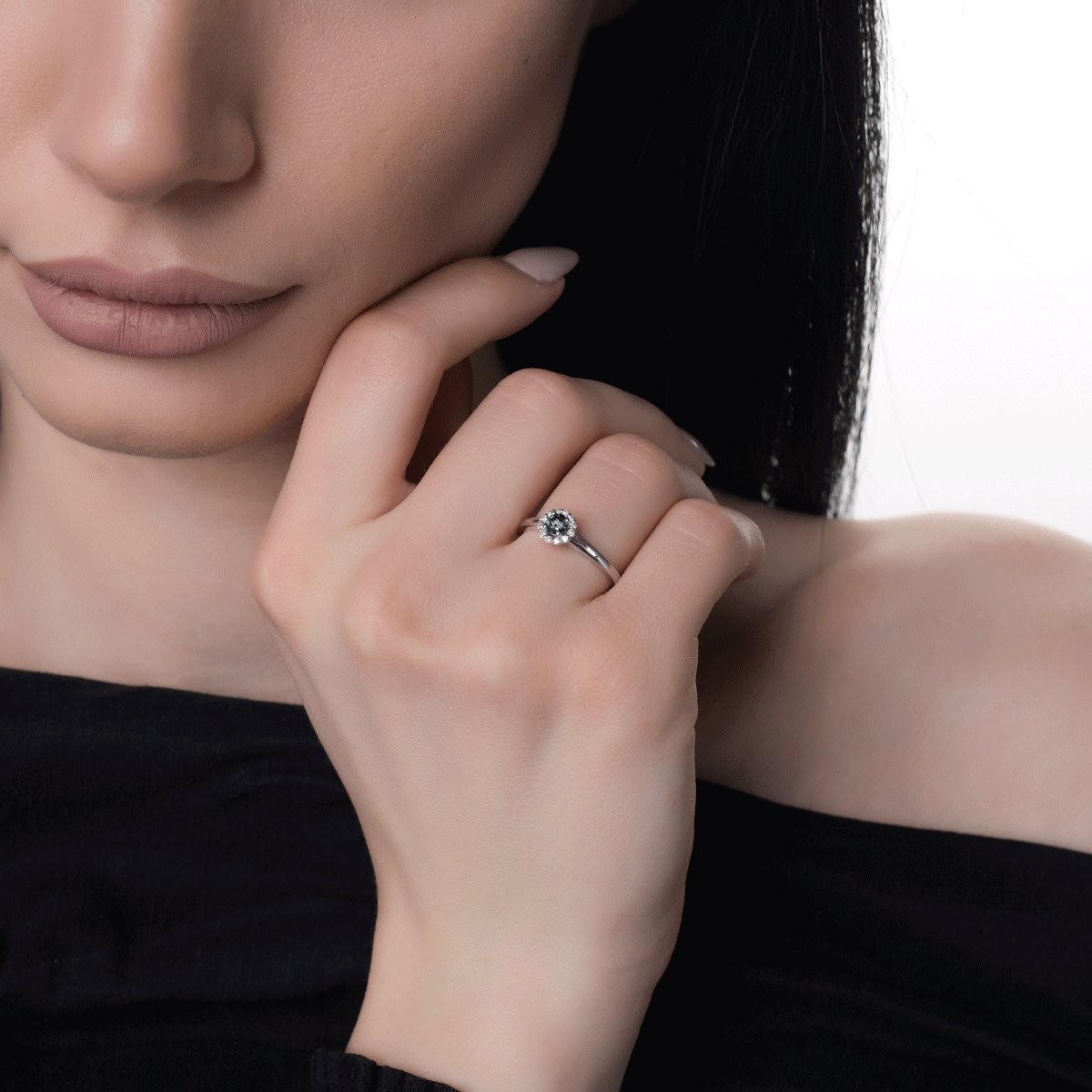 Inel de logodna din aur alb de 18K cu diamant albastru de 0.22ct si diamante de 0.1ct