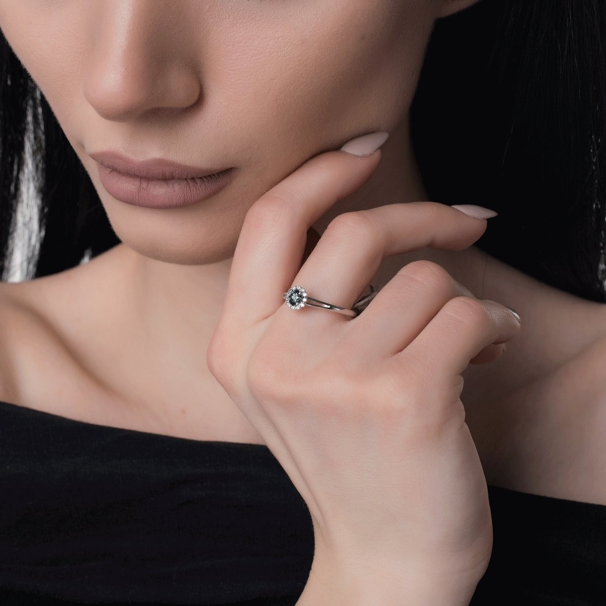 18K бял златен годежен пръстен със син диамант от 0.33ct и диаманти от 0.1ct