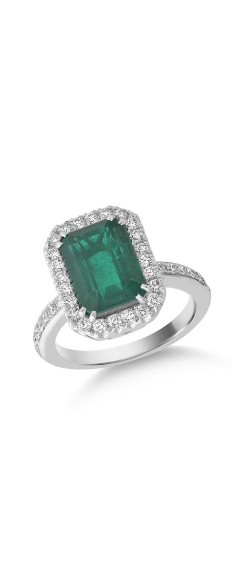 18K white gold ring with 4.68ct emerald and 0.58ct diamonds