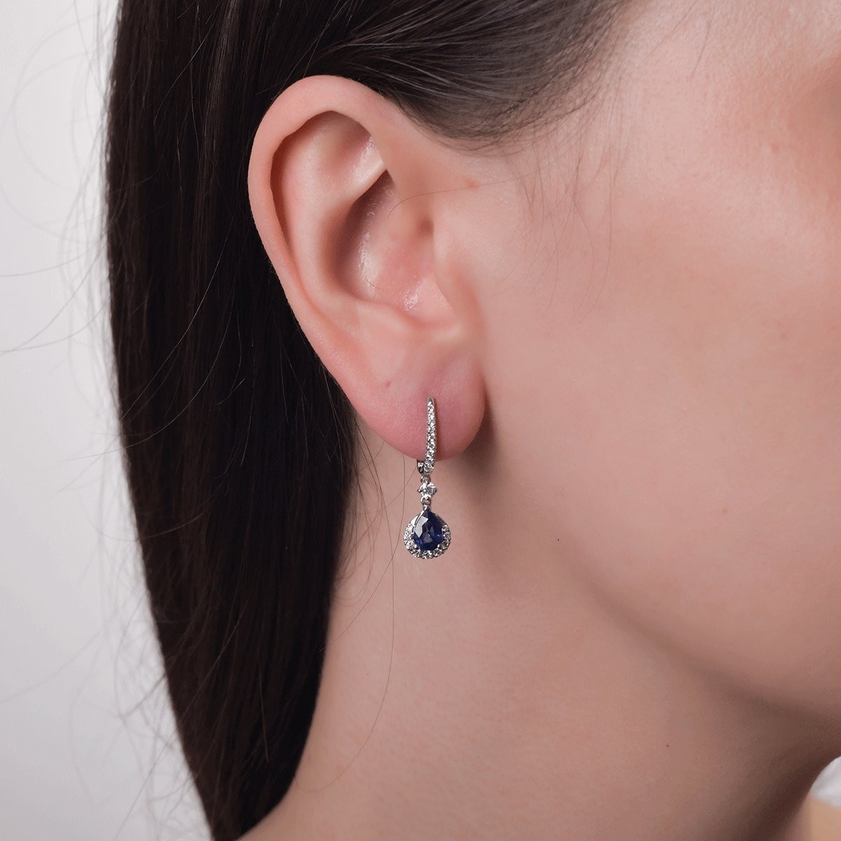 18K white gold earrings with 1.47ct sapphires and 0.44ct diamonds