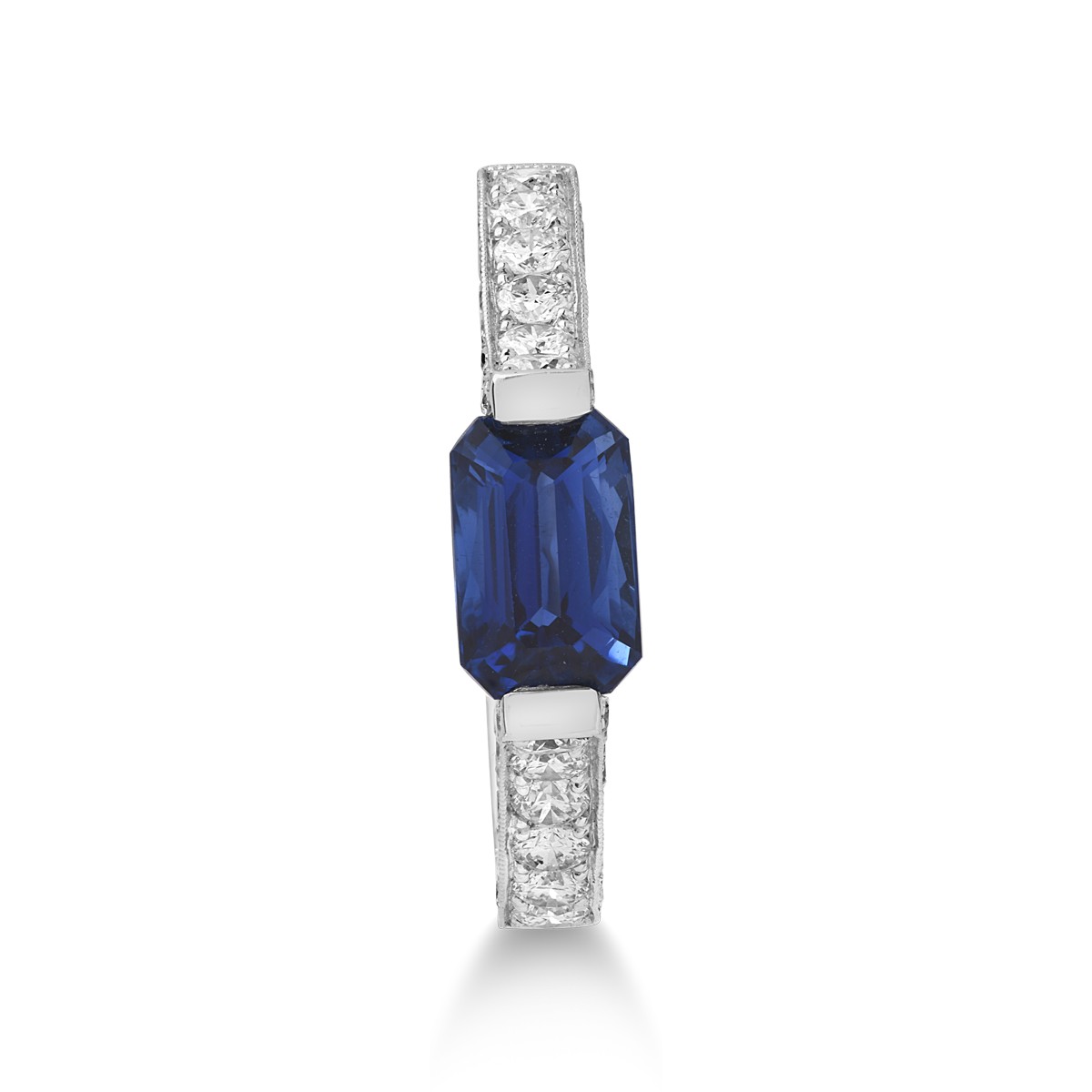 18Kt white gold ring with 1.46ct sapphire and 0.9ct diamonds