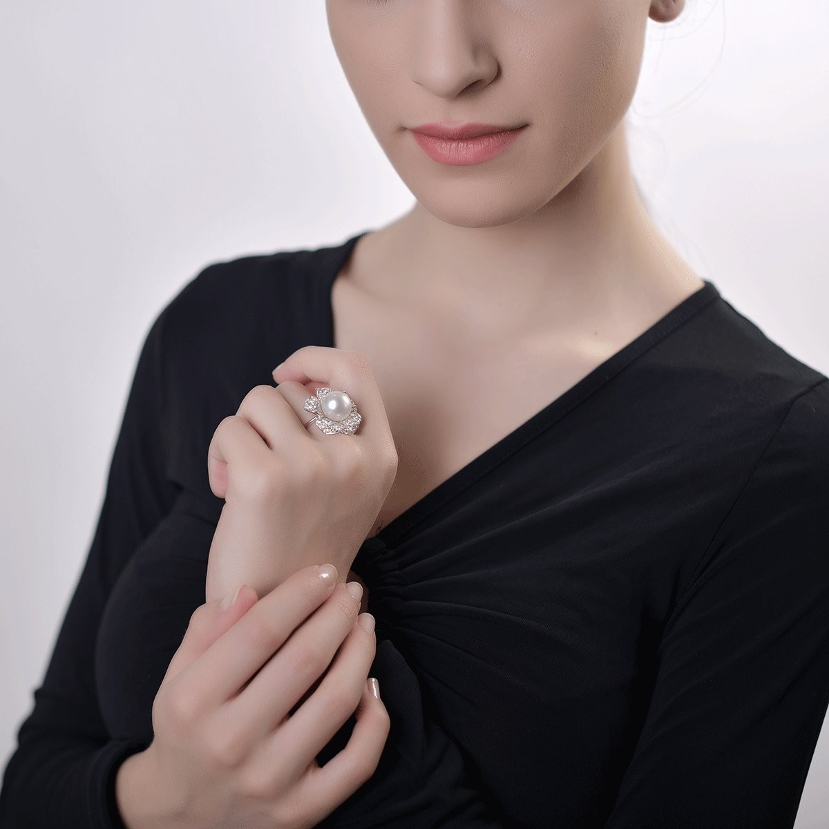 18K fehér arany virággyűrű tenyésztett gyönggyel 12.25ct és gyémántok 2.99ct
