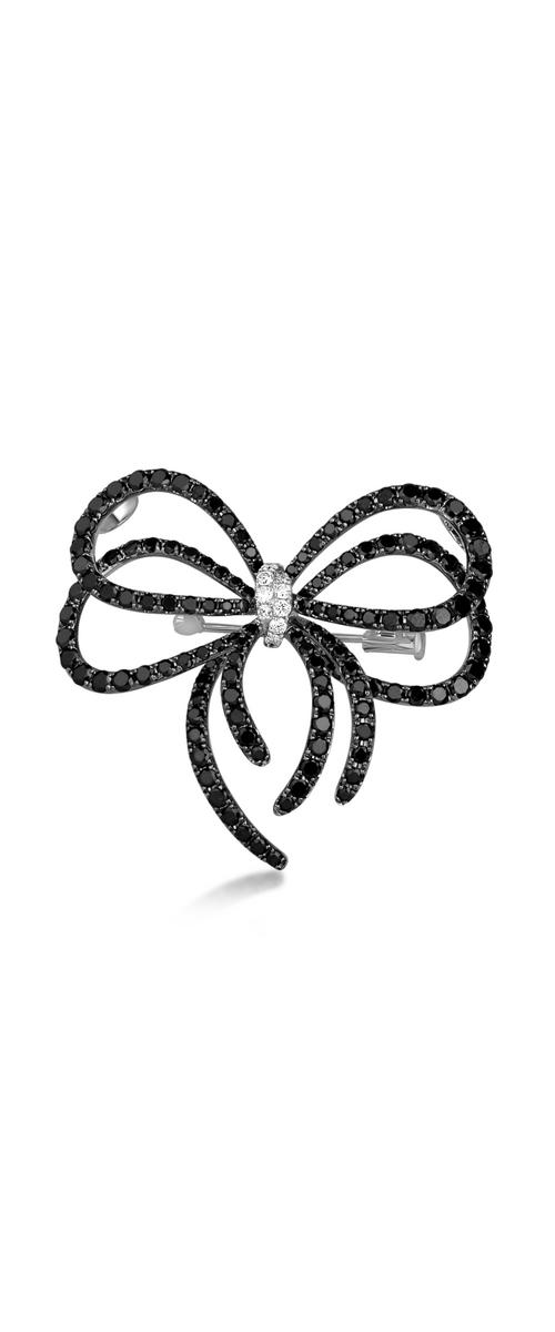 18K white gold brooch with 5.801ct black diamonds and 0.243ct clear diamonds