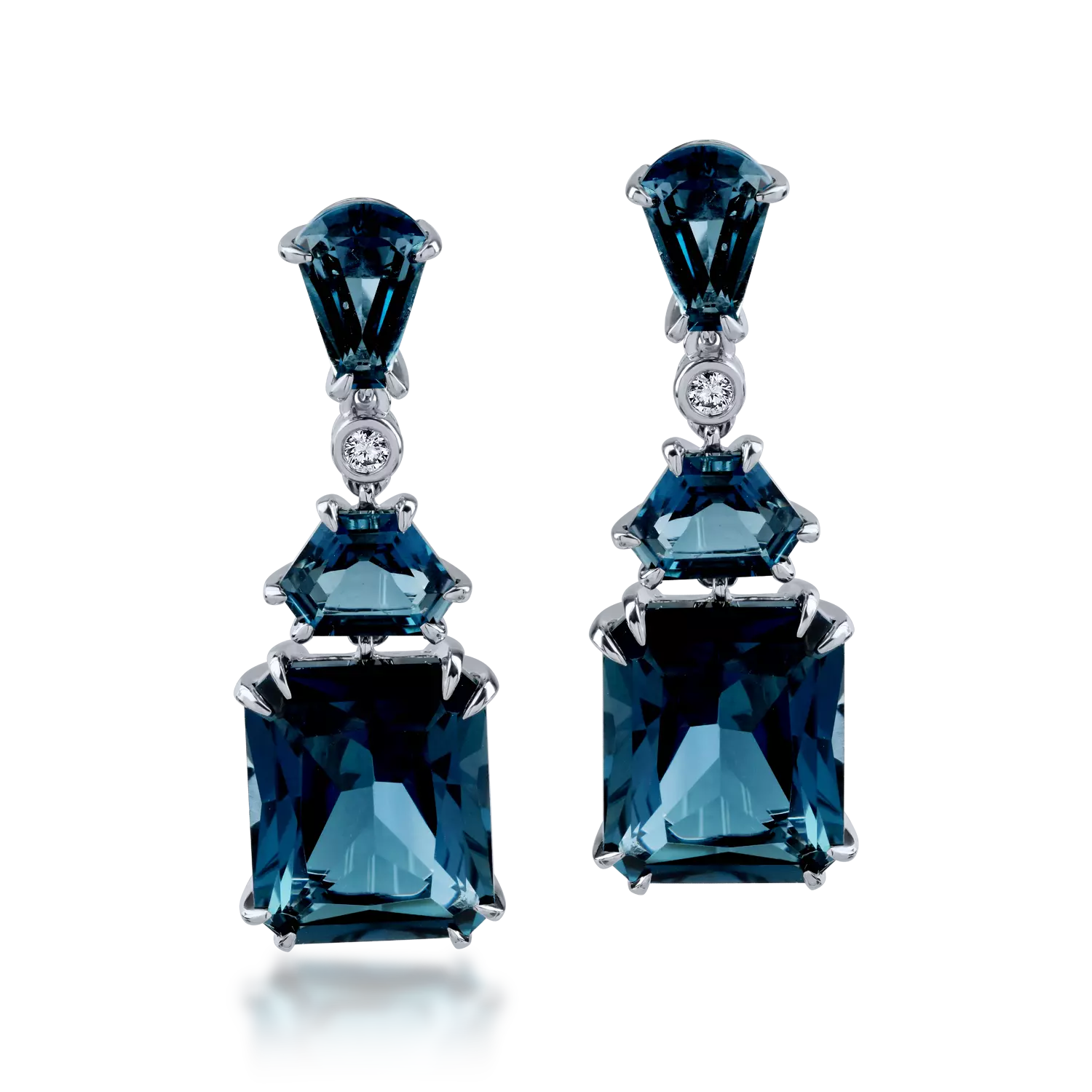 Fehérarany fülbevaló 14.9ct londoni kék topázokkal és 0.05ct gyémántokkal