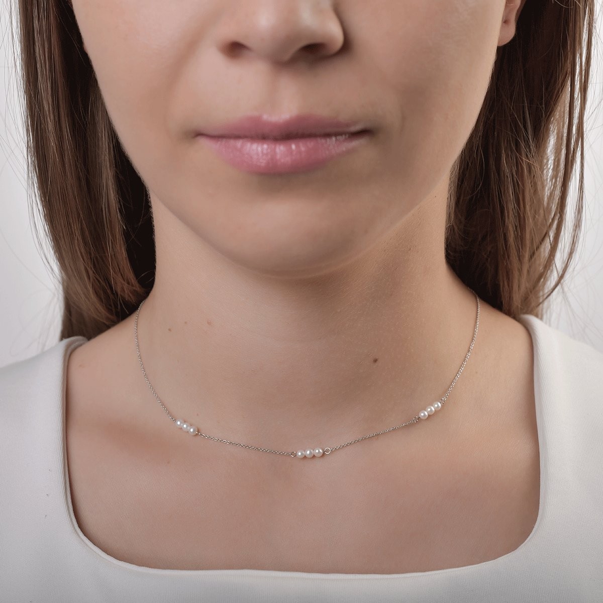 Fehérarany nyaklánc szintetikus gyöngyökkel