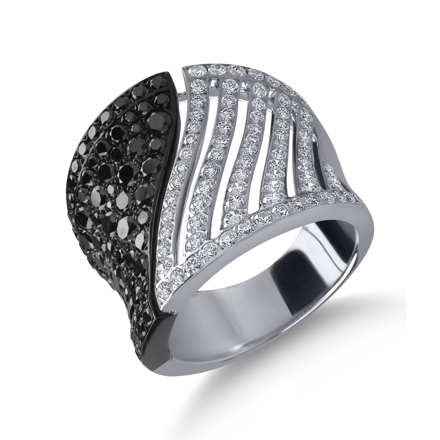 White gold ring with black and clear diamonds 2.9ct