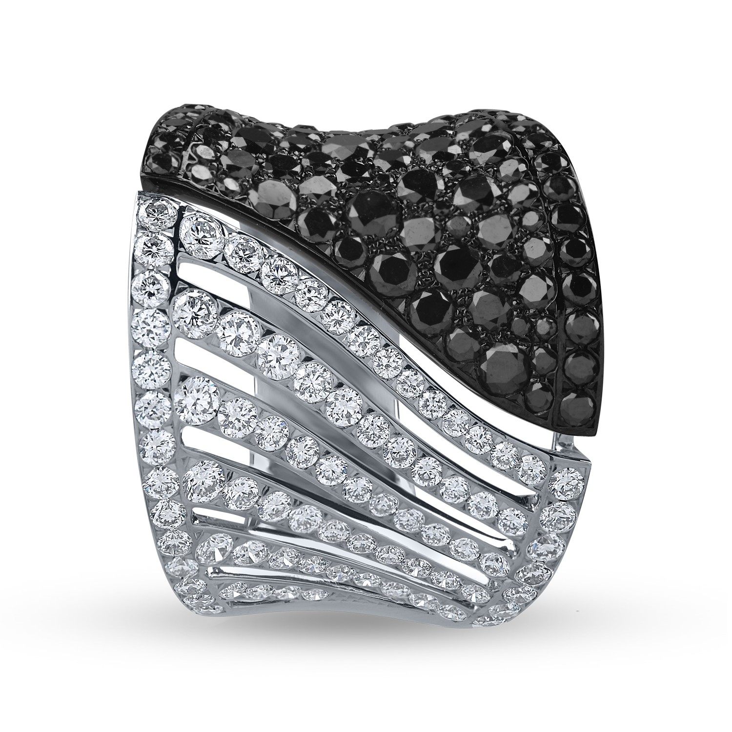 White gold ring with black and clear diamonds 2.9ct