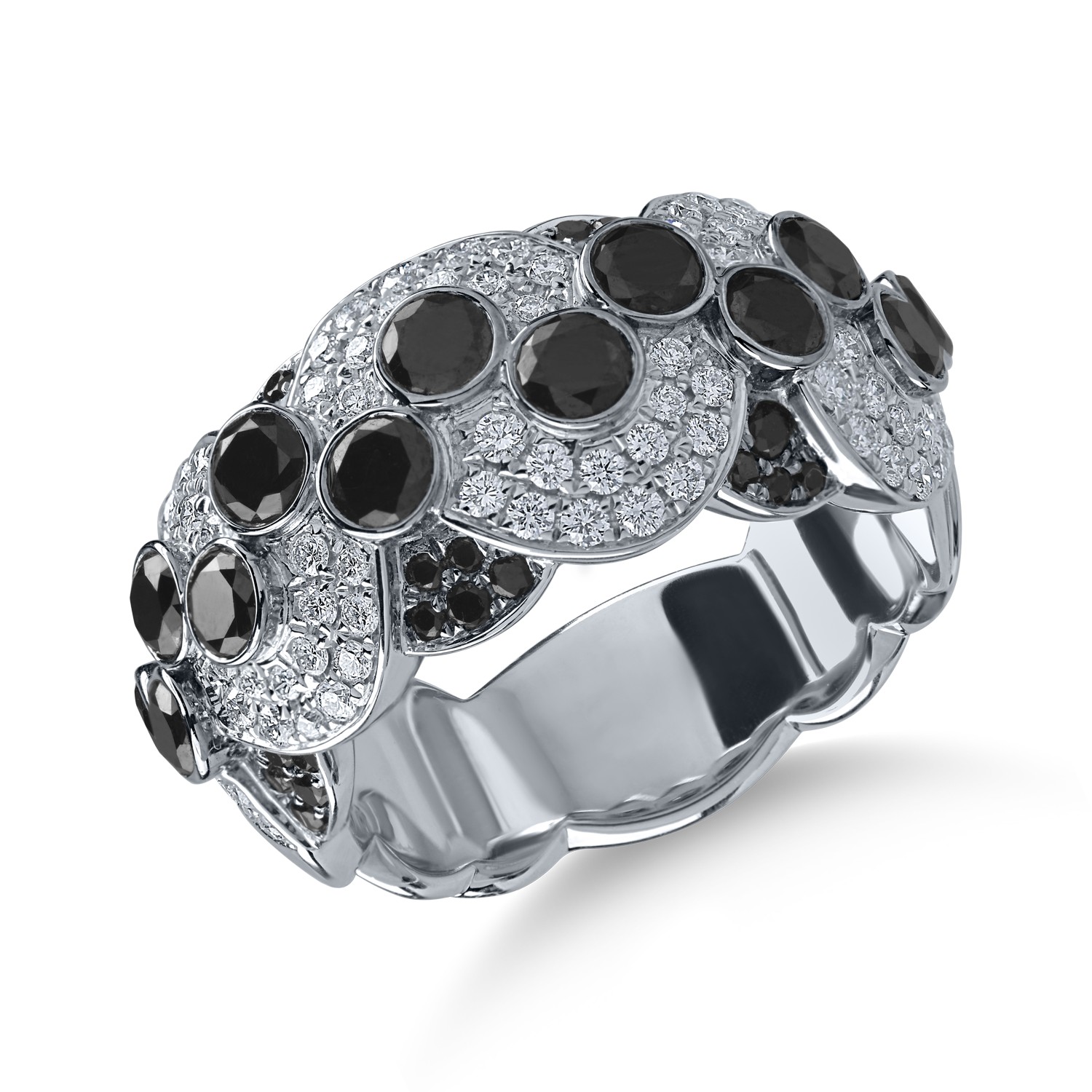 White gold ring with black and clear diamonds of 2.1ct