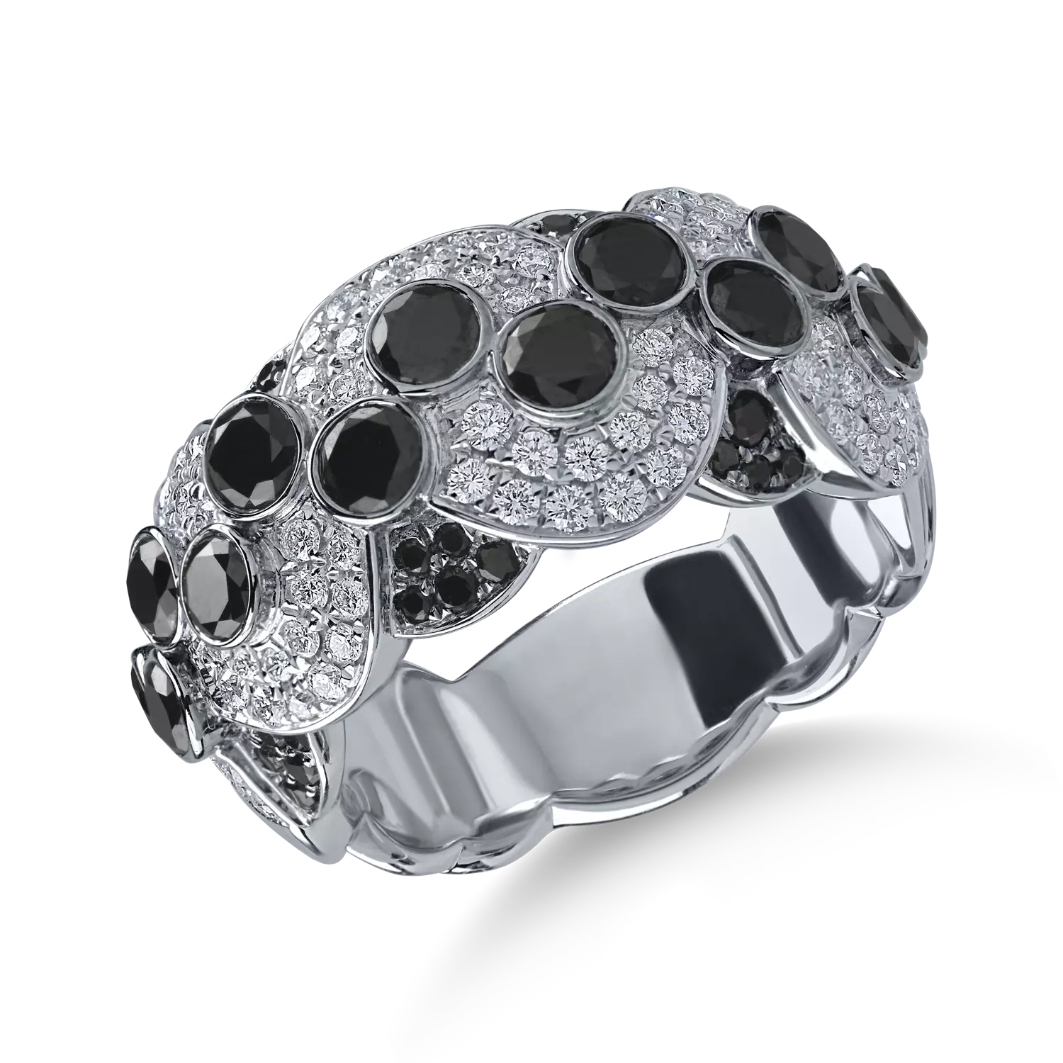 White gold ring with black and clear diamonds of 2.1ct