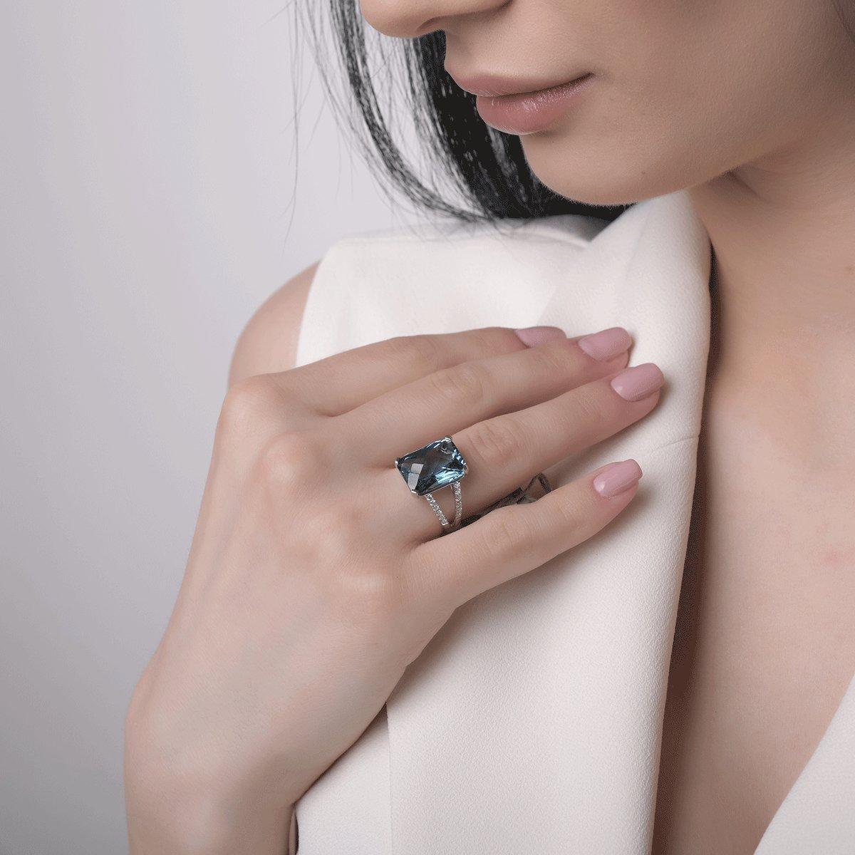 Fehérarany gyűrű 9.85ct londoni kék topázzal és 0.215ct gyémántokkal