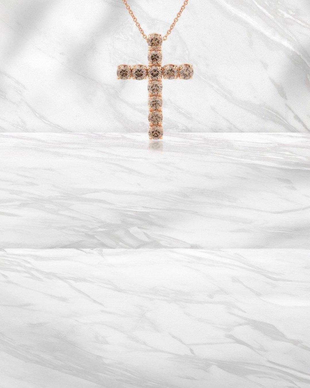 Crucea ca bijuterie: simbol, talisman și fashion statement