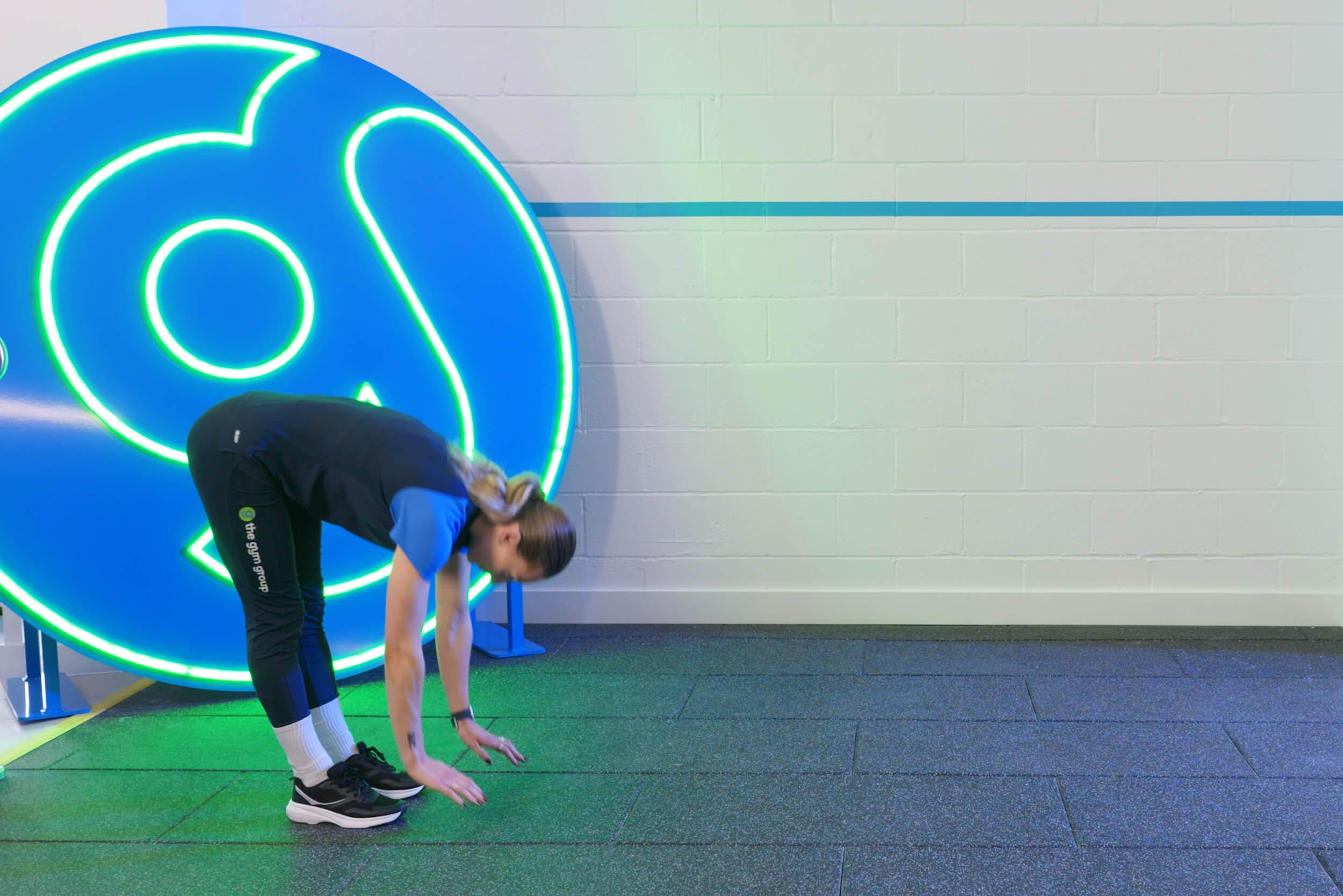 Member doing inchworms