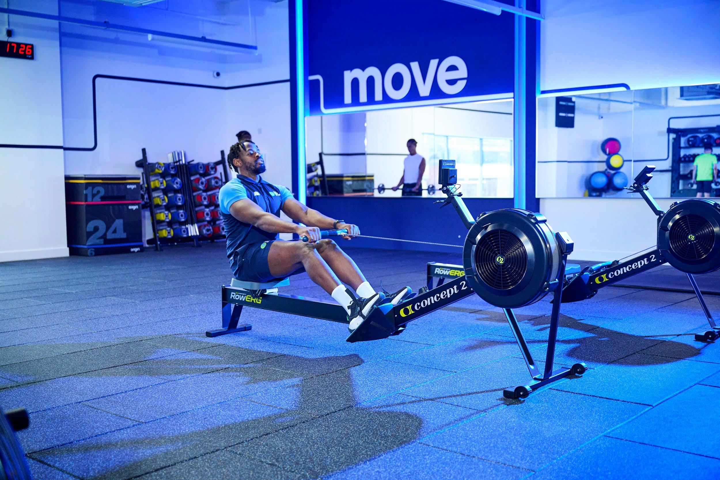 Gym member training in the rowing machine