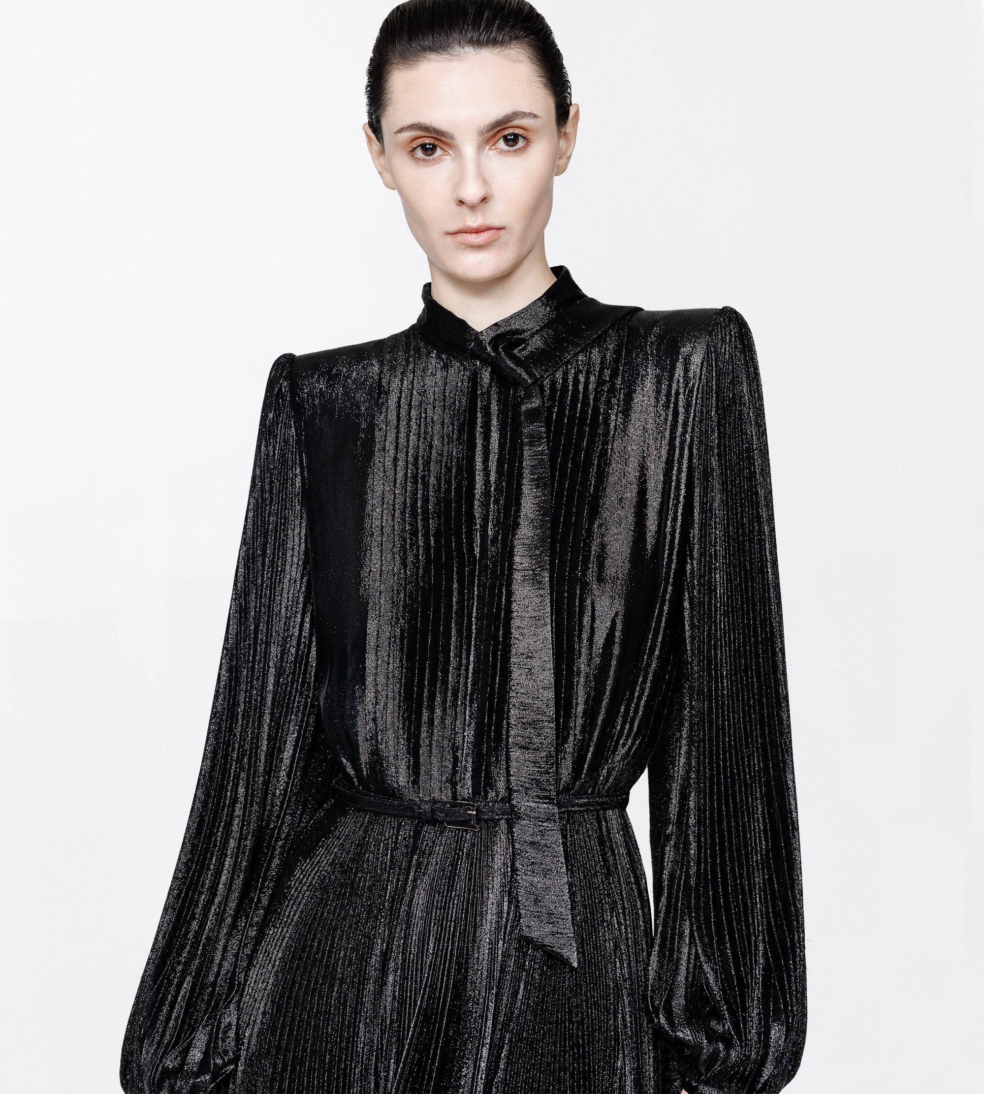 SILK CHARMEUSE LUREX BELTED PLISSÉ SOLEIL LAVALLIERE DRESS | TOM