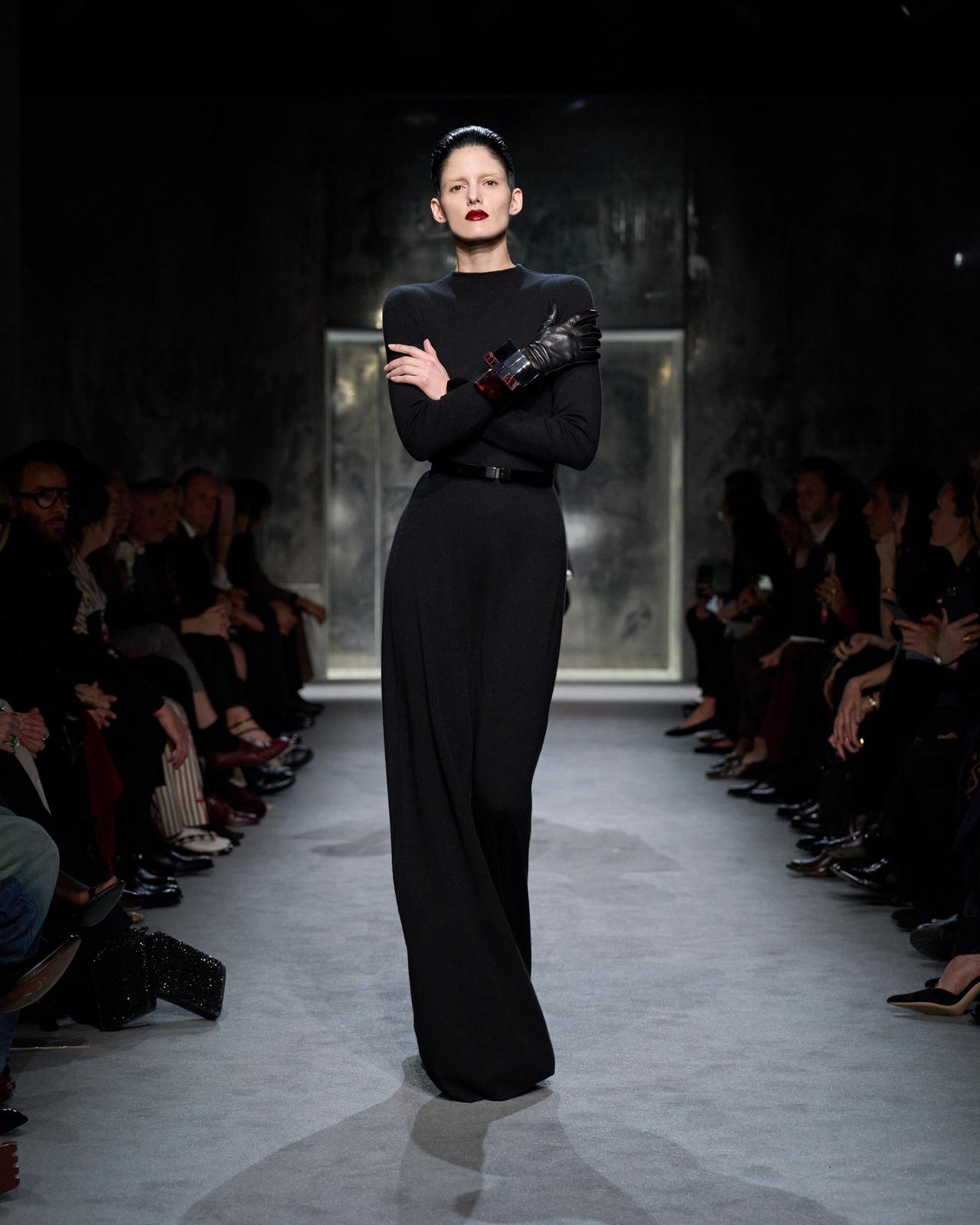 FULL NEEDLE FINE CASHMERE SILK CREWNECK COLUMN DRESS image number 3