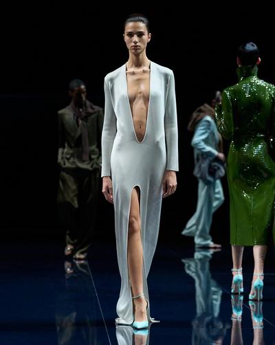 TOM FORD VISCOSE PLATINO ABITO DA SERA IN MAGLIA FINE CON SCOLLO PROFONDO E PARTE ANTERIORE ALTA