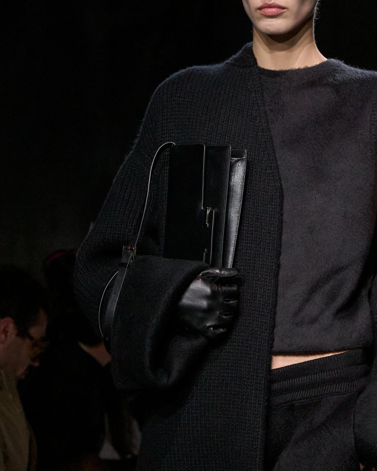 SUPPLE GRAIN LEATHER AUBE E/W SHOULDER BAG image number 6