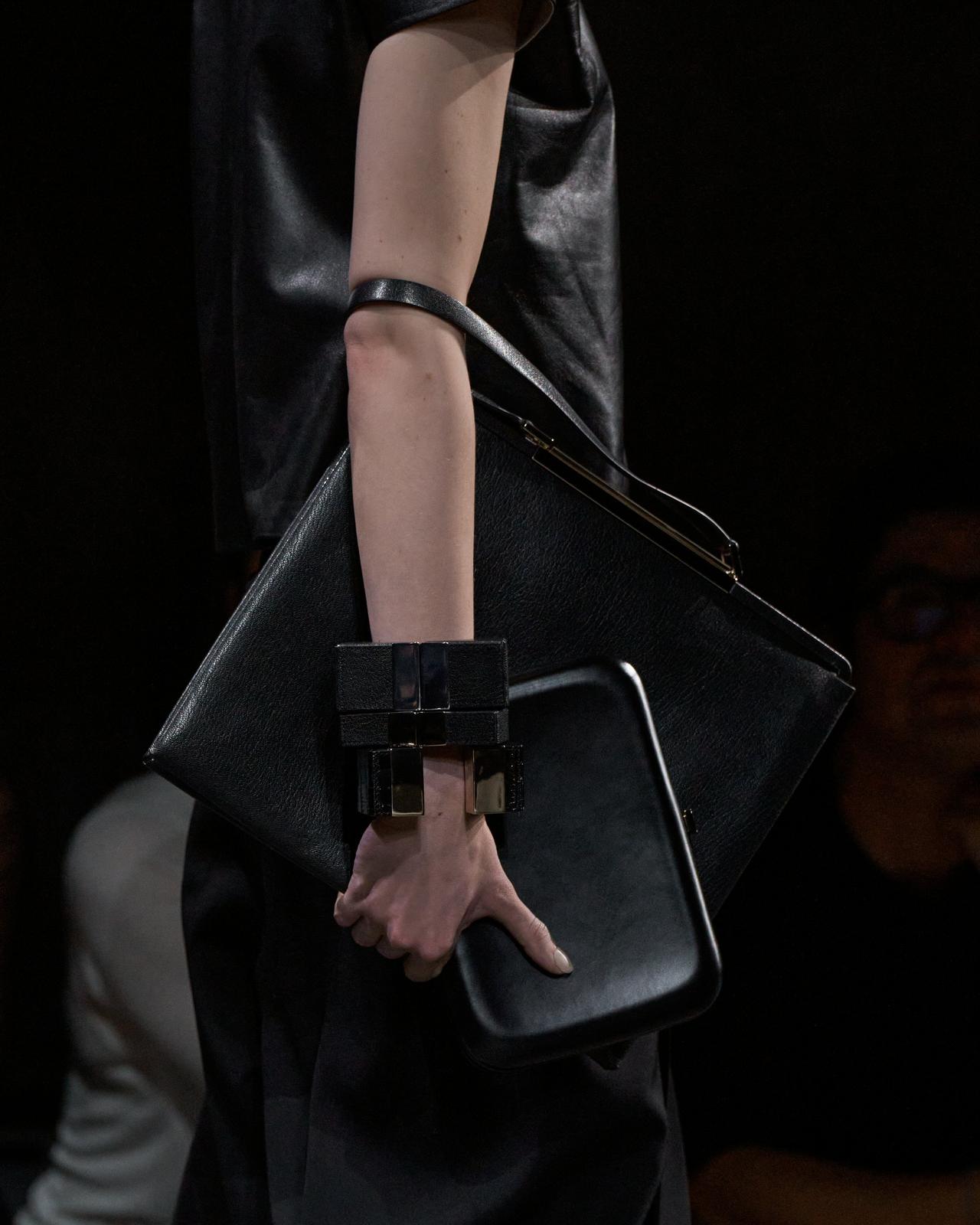 SUPPLE GRAIN LEATHER PATRICK SHOULDER BAG image number 6