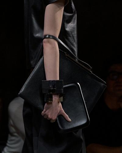 SUPPLE GRAIN LEATHER PATRICK SHOULDER BAG image number 6