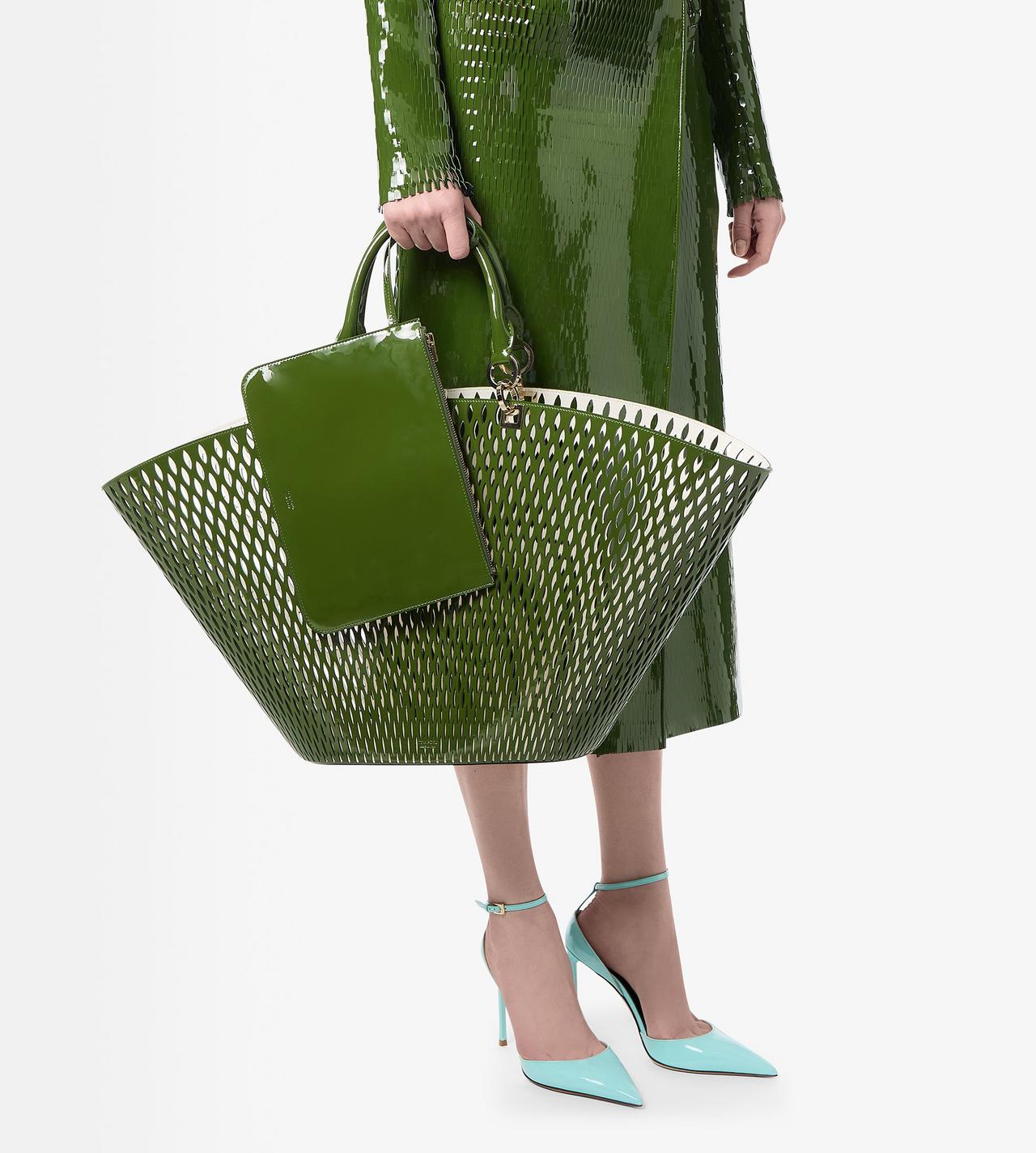 GRAND PANIER EN CUIR VERNI &Agrave; D&Eacute;COUPES image number 3