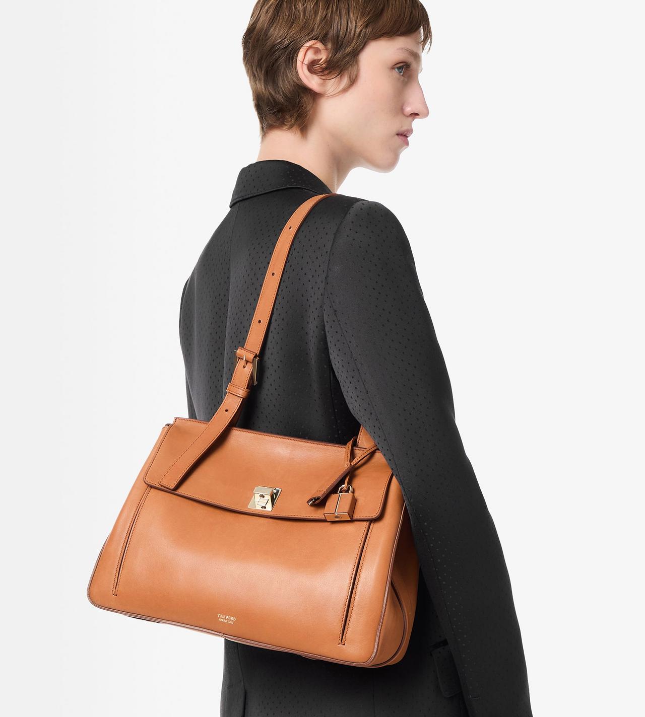 BOLSO ALFORJA MEDIANO DE PIEL NATURAL image number 3