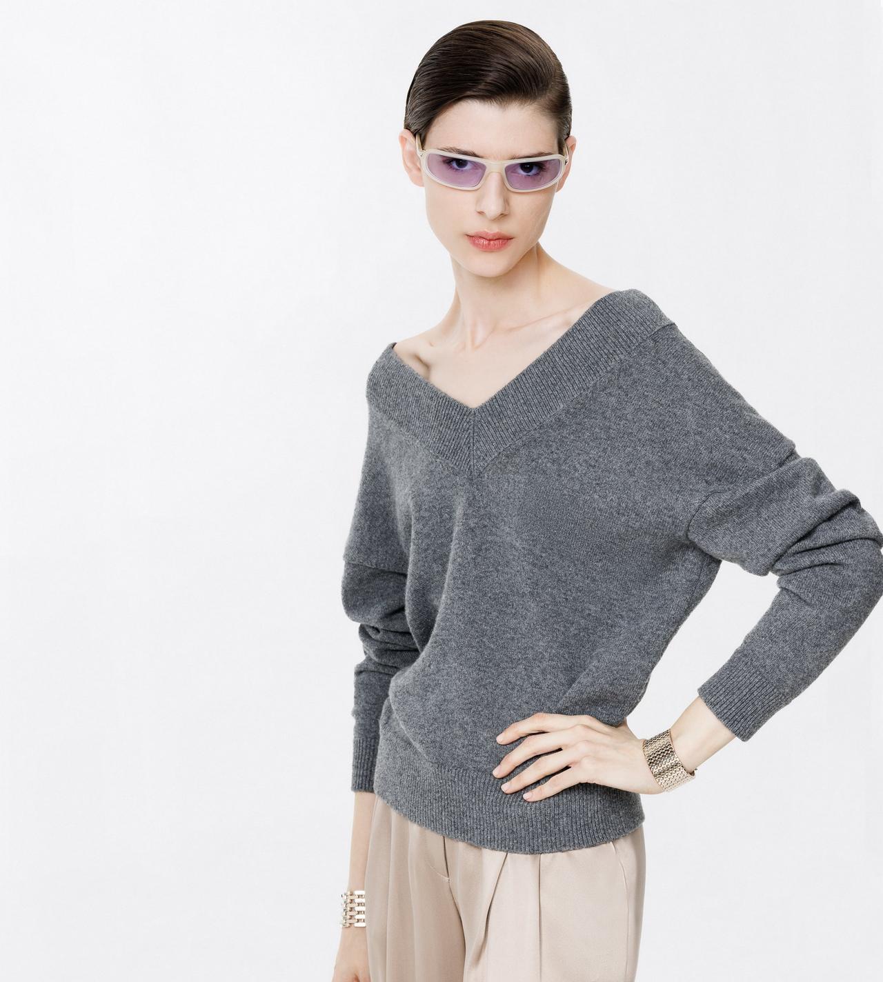 TOM FORD CASHMERE LIGHT CHARCOAL CASHMERE OFF THE SHOULDER V-NECK TOP