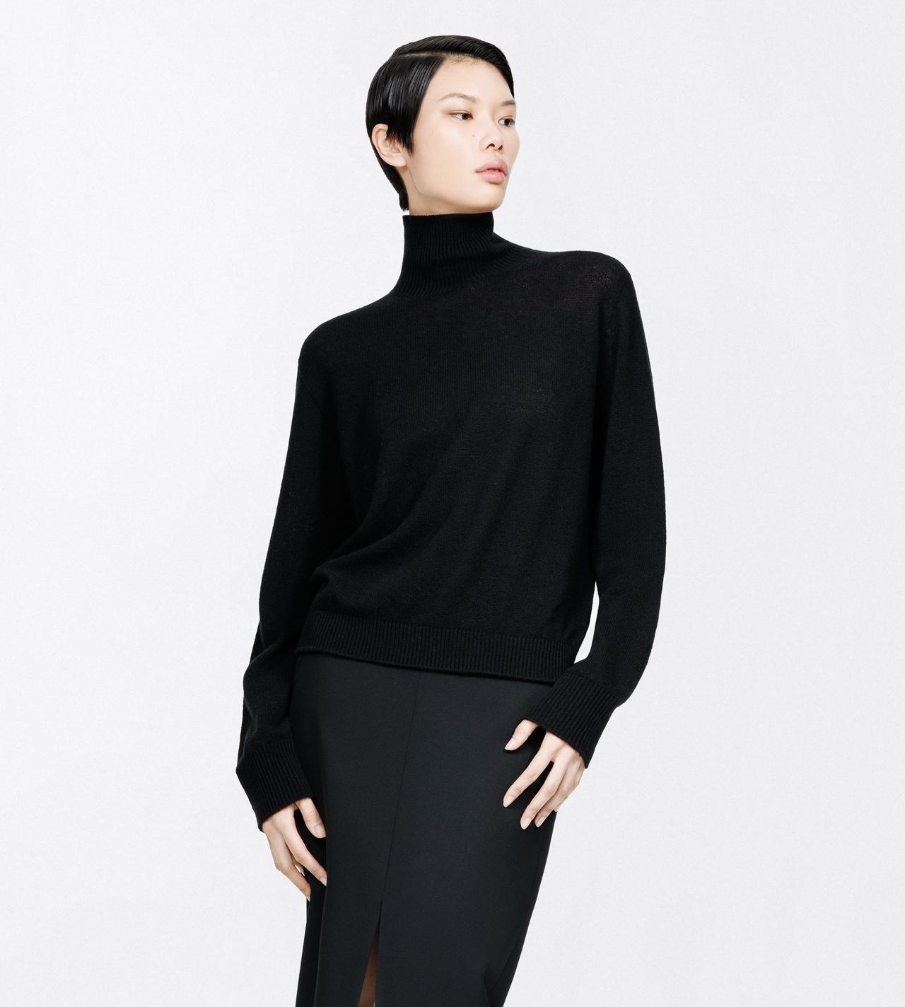 TOM FORD CASHMERE BLACK COL ROUL&Eacute; SANS COUTURES EN CACHEMIRE