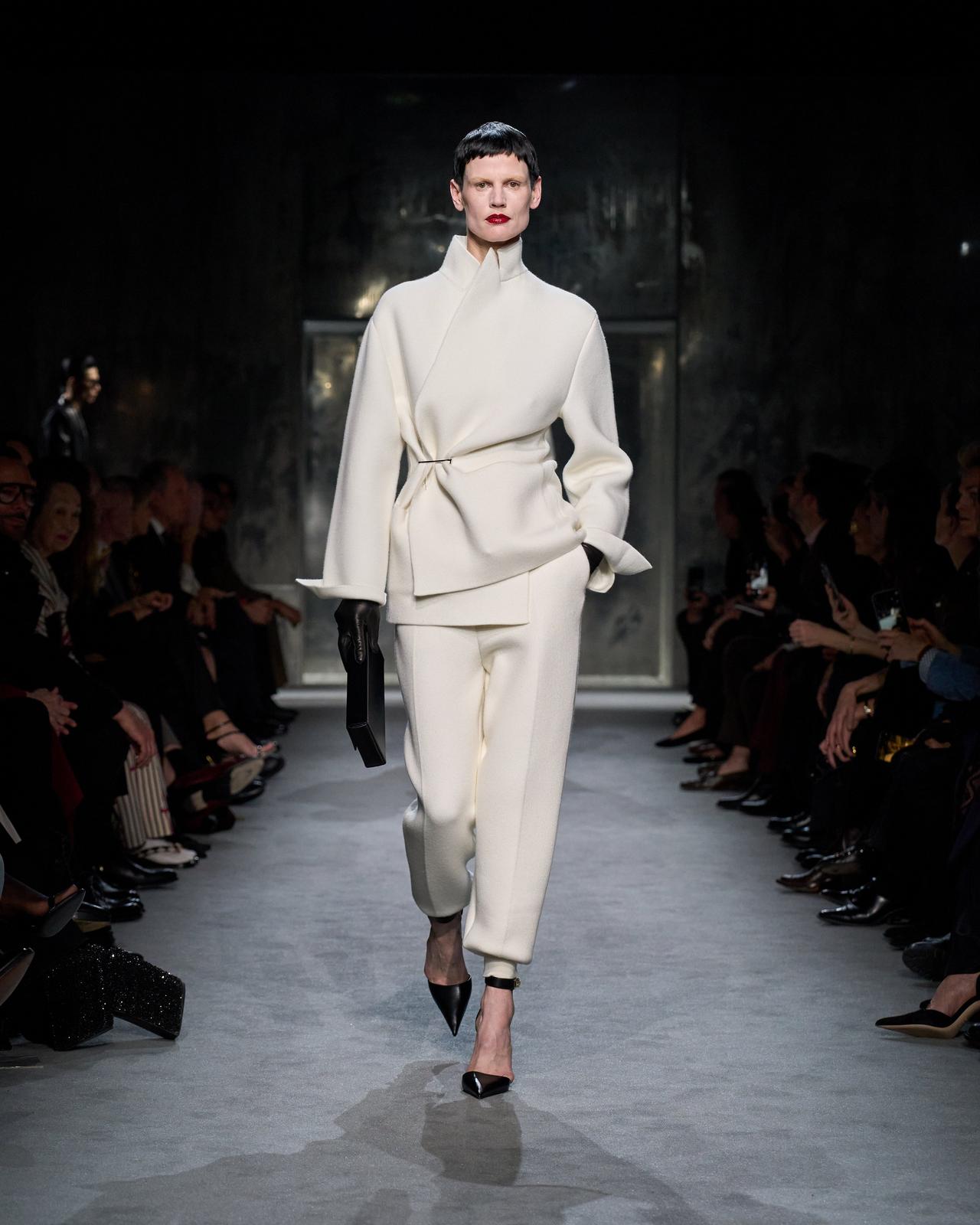 ULTRAFINE CASHMERE BLEND SCULPTURAL JOGGERS image number 5