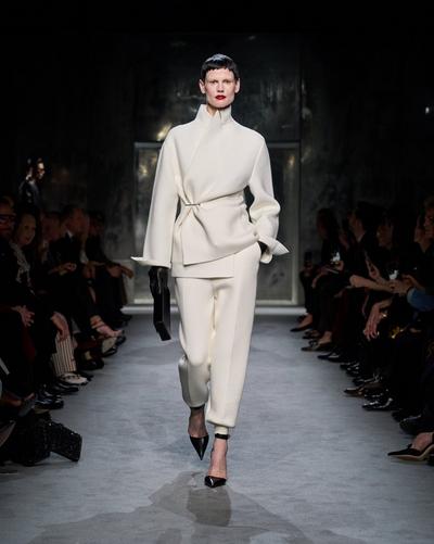 ULTRAFINE CASHMERE BLEND SCULPTURAL JOGGERS image number 5