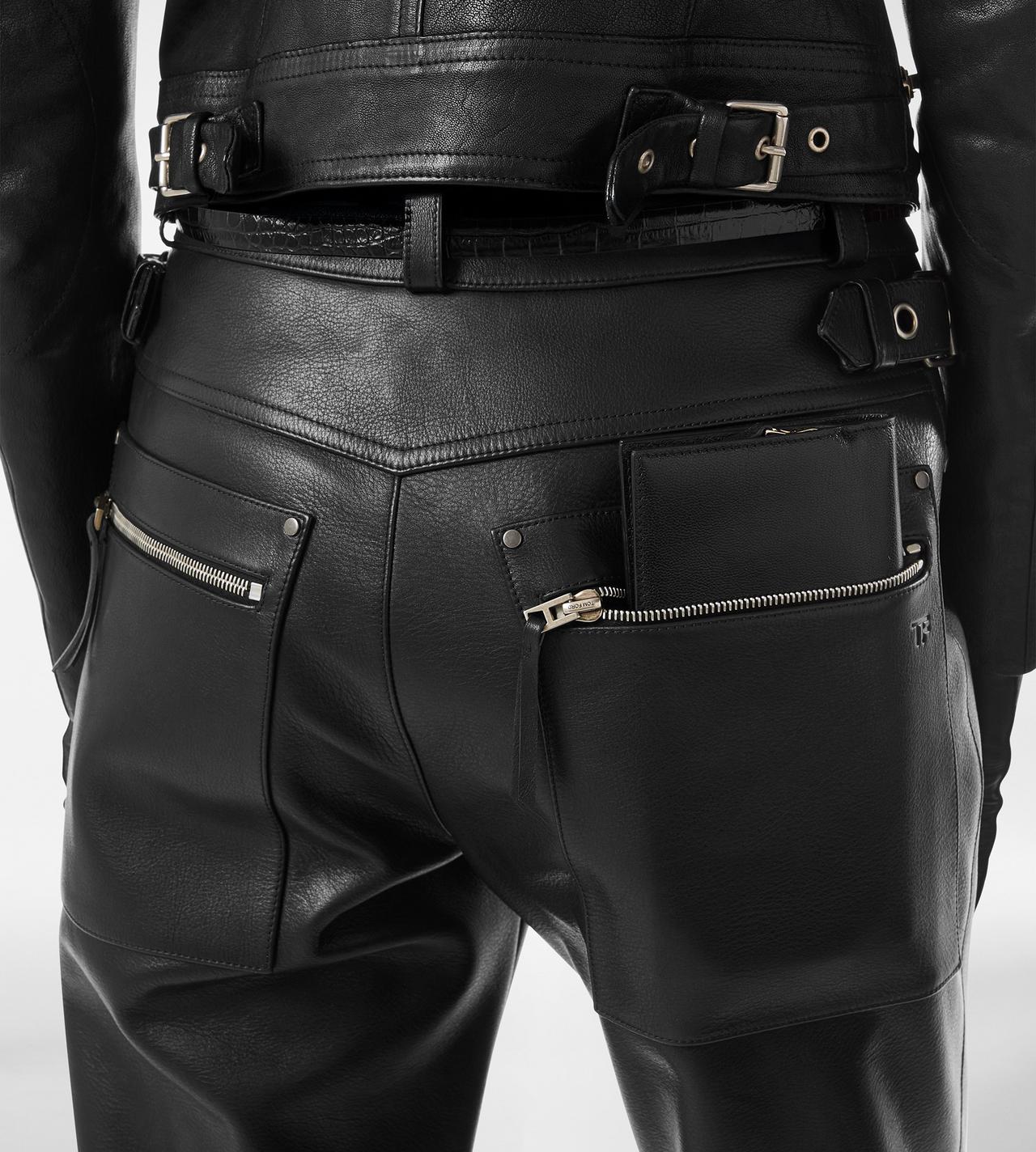 SUPPLE GRAIN LEATHER VERTICAL WALLET image number 4