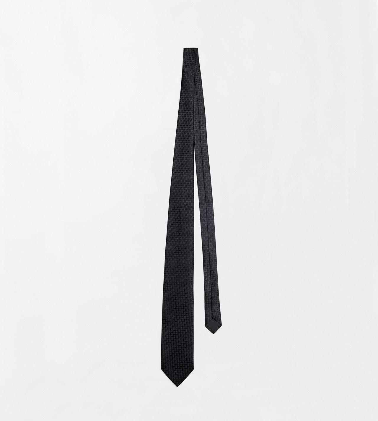 TOM FORD SILK BLACK &Agrave; D&Eacute;TERMINER - AUTOMNE 2026 HOMME SOIE