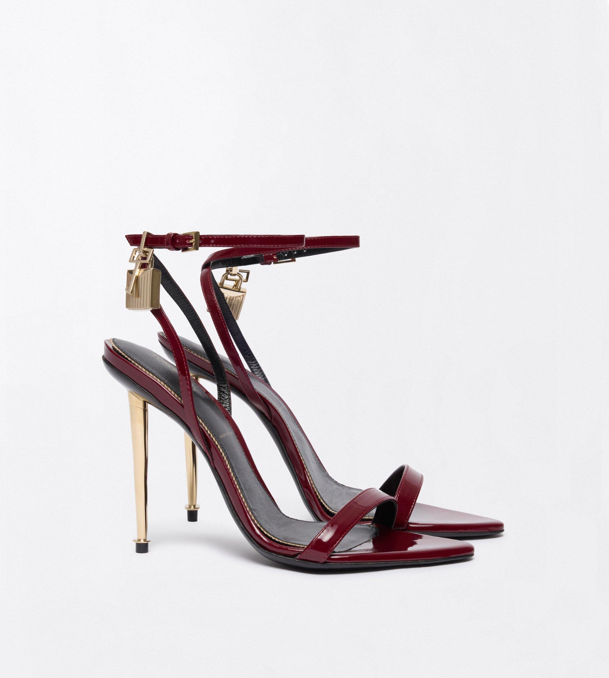 PATENT LEATHER PADLOCK POINTY NAKED SANDAL