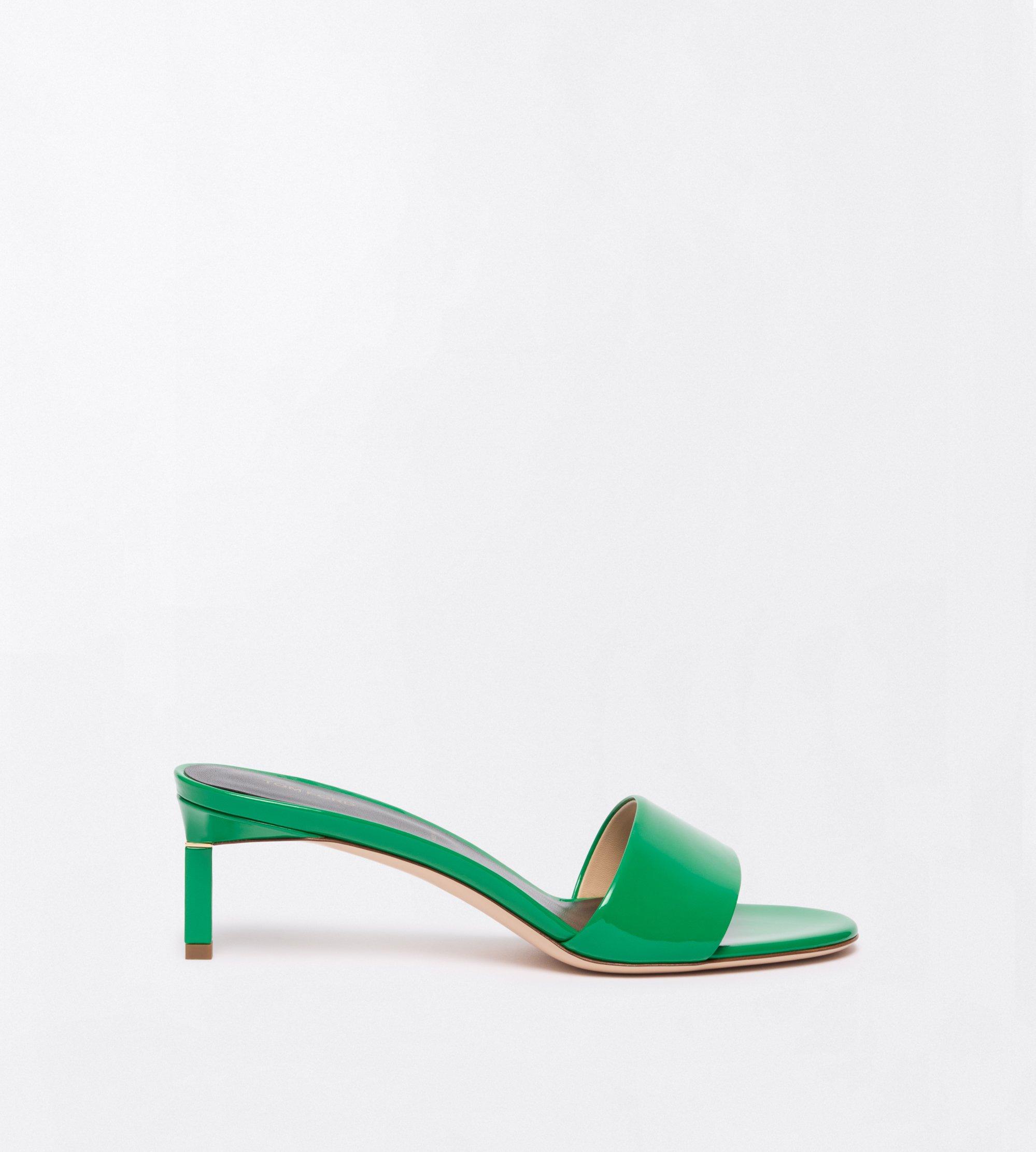 PATENT LEATHER T MULE