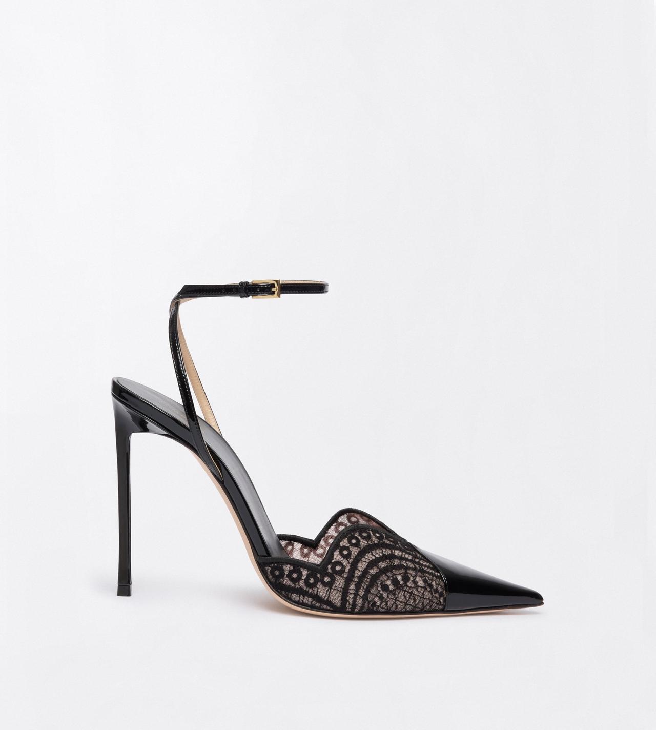 TOM FORD LEATHER BLACK PATENT LEATHER AND LACE ANKLE STRAP PUMP