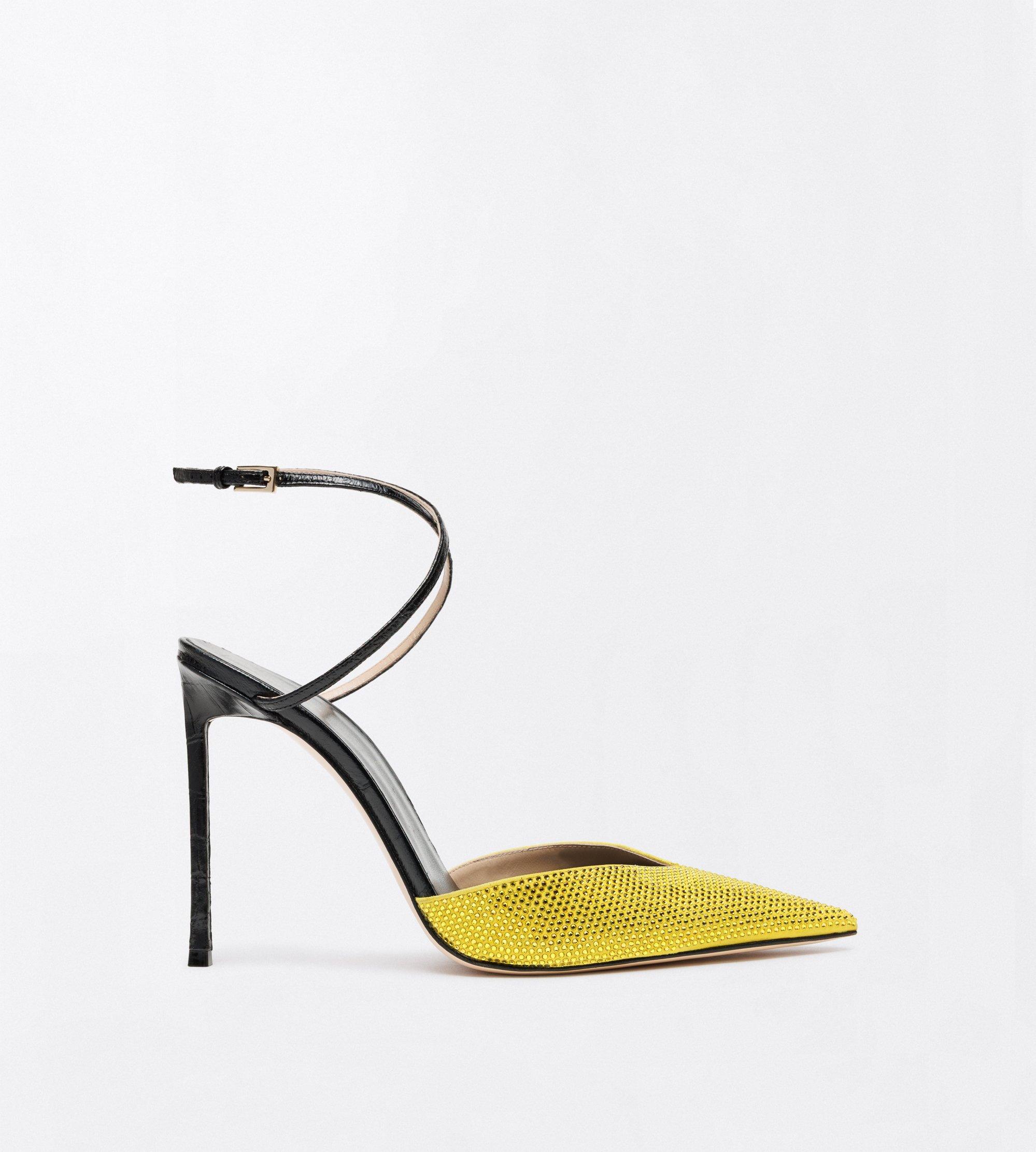 CRYSTAL STONES AND STAMPED CROCODILE LEATHER SELEN PUMP