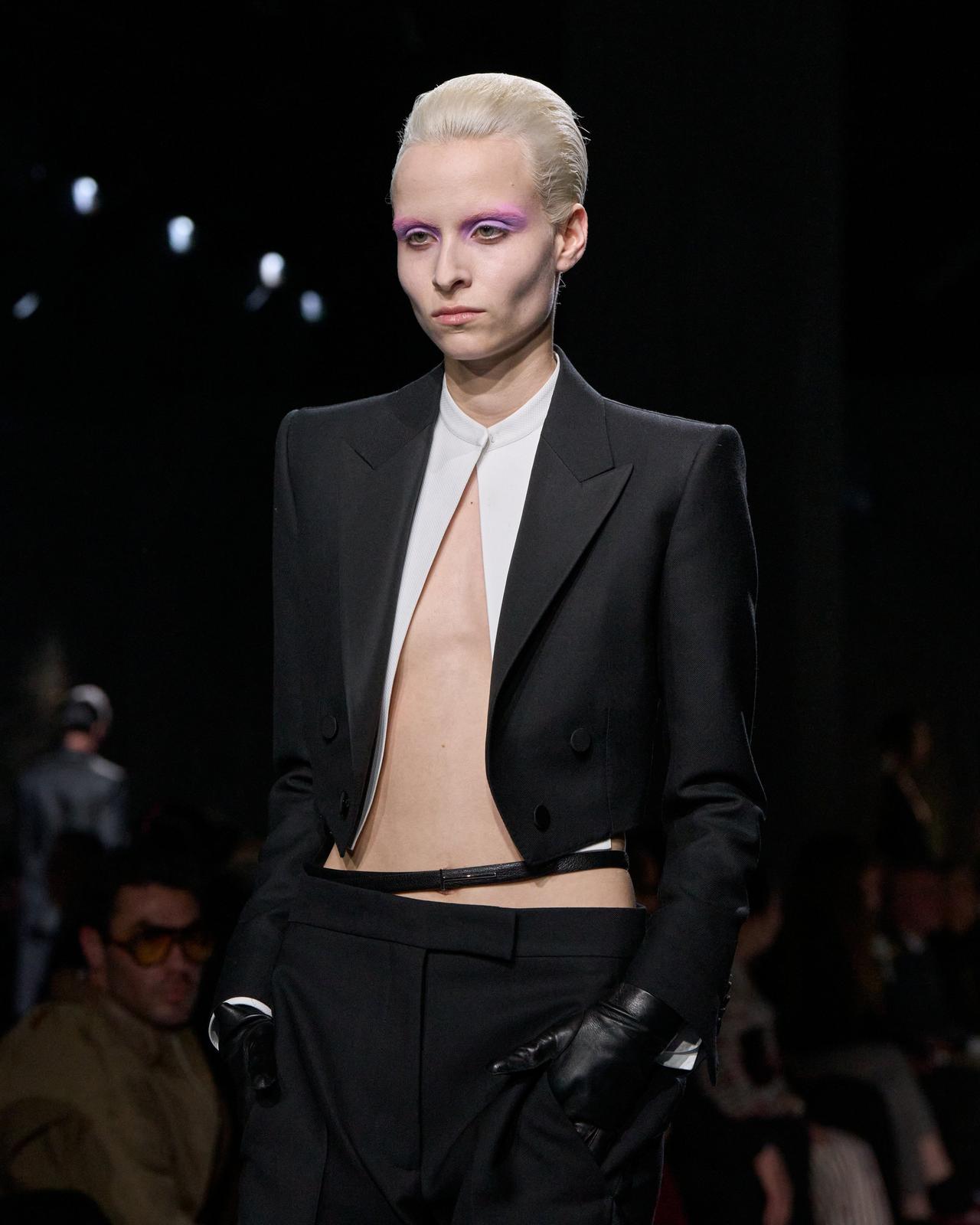 SUPPLE GRAIN LEATHER SLIM T BELT image number 3