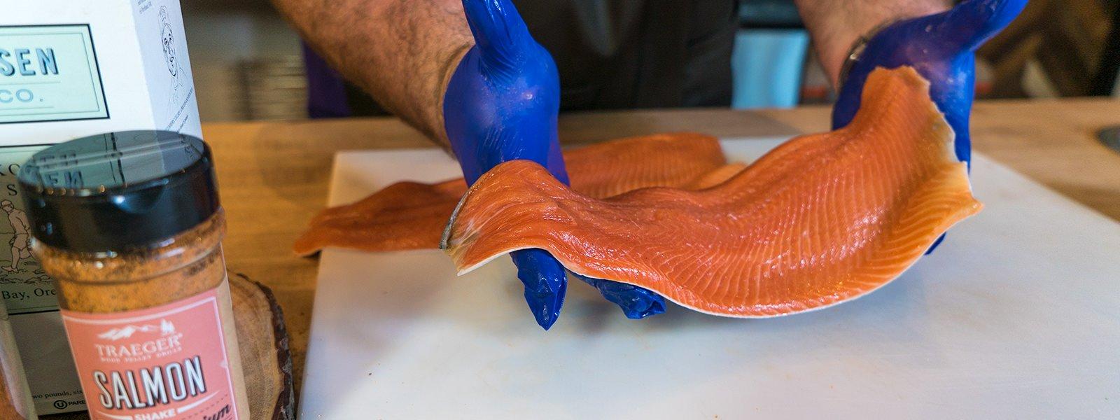 20170410_Tips-From-The-Pros-Cooking-Salmon-Filet_BG_HE