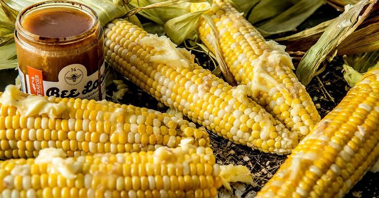 20170803_Grilled-Whole-Corn-with-Honey-Butter-and-Smoked-Salt_RE_HE_M