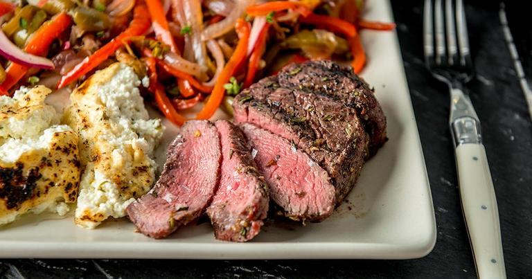 20170803_Smoked-Filet-Mignon-with-Sweet-Pepper-Relish-and-Baked-Ricotta_RE_HE_M