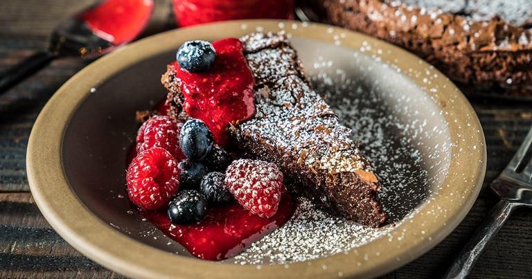 20190116_Flourless-Chocolate-Cakes-with-Raspberry-Sauce_RE_HE_M