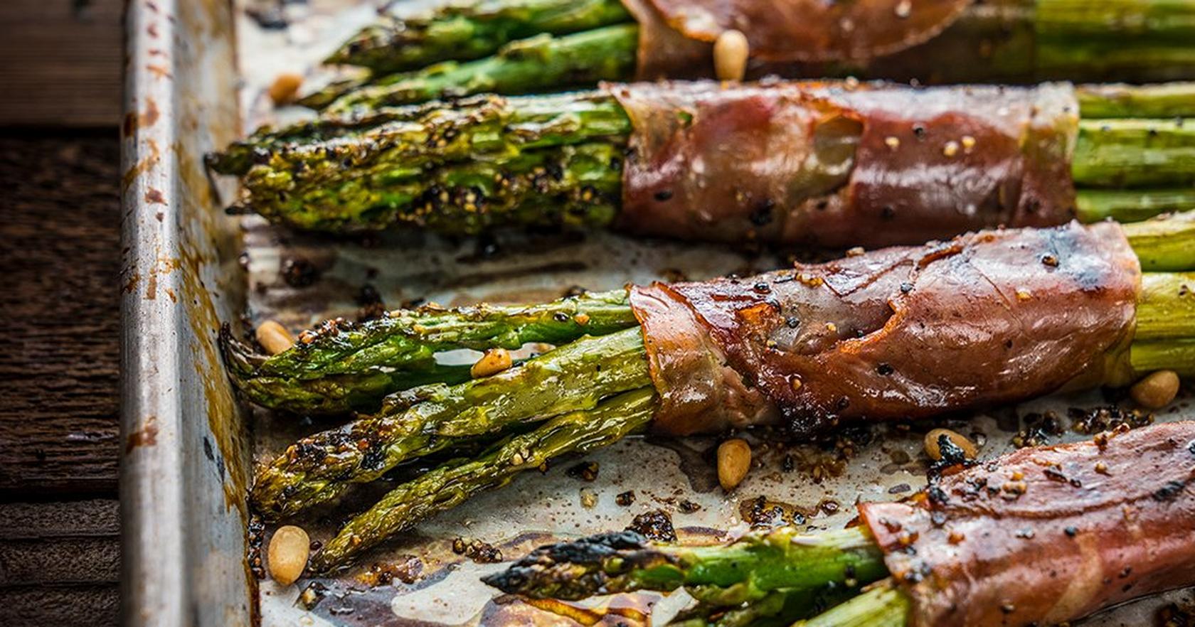 20190614_Grilled-Prosciutto-Wrapped-Asparagus-With-Balsamic-Glaze_RE_HE_M