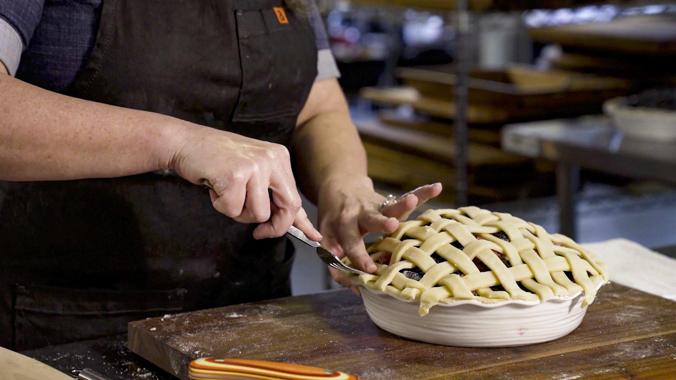 Baking_Making_a_Decorative_Pie_Crust_with_Mandy_Tanner001