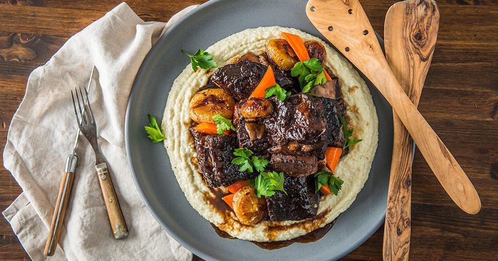 Beef-Short-Ribs-Grits_Traeger-Wood-Pellet-Grills_RE_HE_M