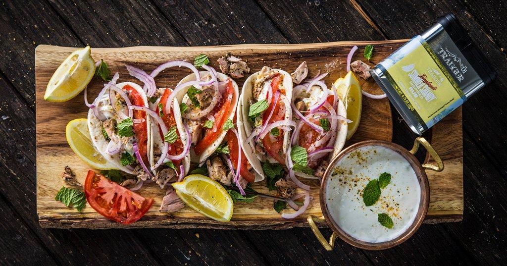 Røgede græsk kyllingetacos med tzatziki