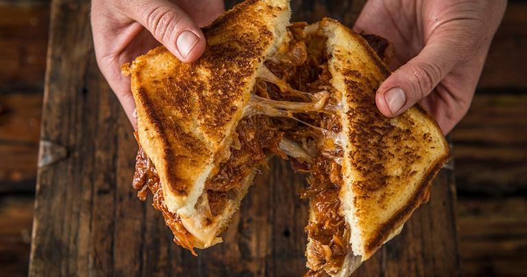 Pulled-Pork-Grilled-Cheese-Sandwich_Traeger-Wood-Fired-Grills_RE_HE_M