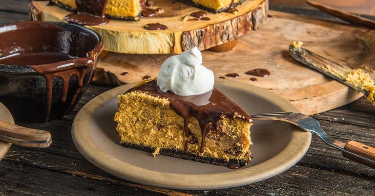 Pumpkin-Cheesecake-Chocolate-Crust_Traeger-Wood-Pellet-Grills_RE_HE_M
