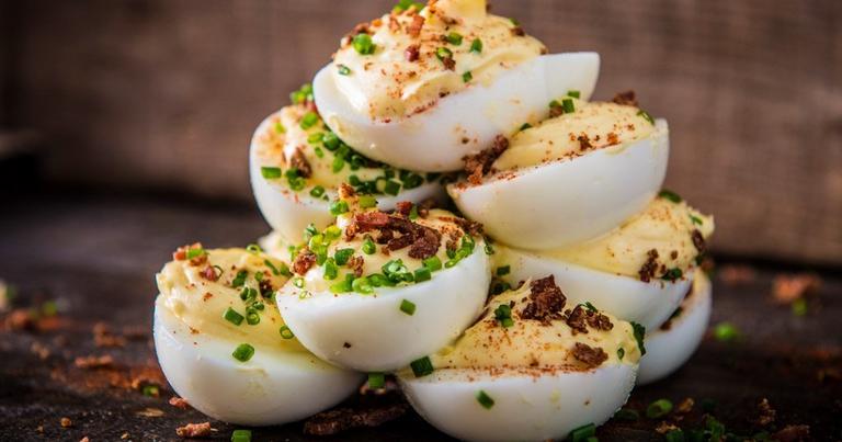Smoked-Deviled-Eggs_Traeger-Wood-Fired-Grills_RE_HE_M