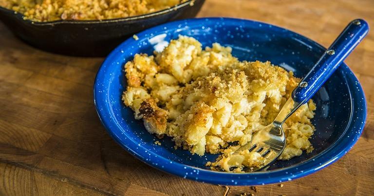 Smoked-Triple-Mac-and-Cheese_Traeger-Wood-Pellet-Grills_RE_HE_M